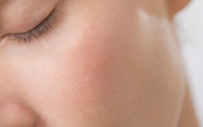 Program njege za dehidriranu osjetljivu kožu lica s 100% prirodnim sastojcima